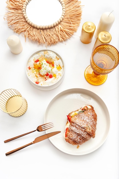 Kolacja na drewnianym stole